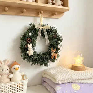 Ghirlanda di Natale artificiale in pino con fiocco e bellissime decorazioni in feltro per porta