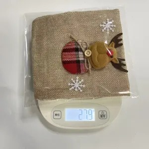 Fundas de yute para botellas de vino navidenas con reno de peluche y diseno de cuadros.