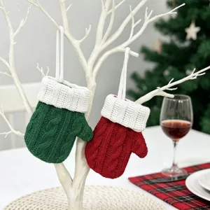 Weihnachtliche Strickmini Handschuh Bestecktasche für festliche Tischdeko und Feier
