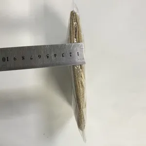 Vista detallada de la bolsa de vino de yute navideña que muestra dimensiones y textura de tela.