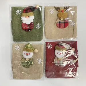 Bolsas de regalo para botellas de vino de yute navideñas con adorables muñecos de peluche 3D.