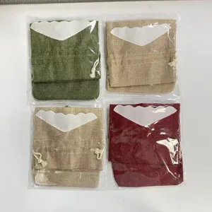 Vista detallada de las bolsas de yute para vino de Navidad, fundas de lino rústicas.