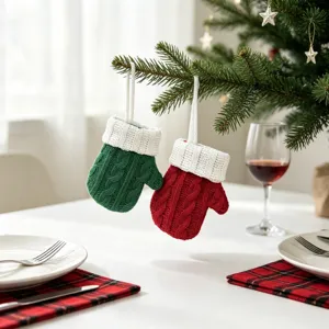 Detailansicht von weihnachtlichen Strick-Minihandschuh-Bestecktaschen am Weihnachtsbaum.