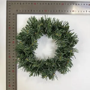 Ghirlanda di pino natalizia artificiale fai da te cerchio di vite per la decorazione.