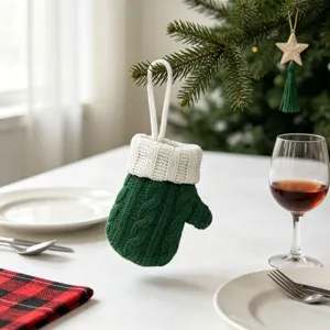 Weihnachtliche gestrickte Mini-Fäustling Bestecktasche Detailansicht für festliche Tischdeko.