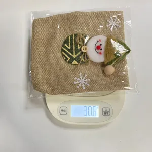 Funda de yute para botella de vino de Navidad con muñeco de nieve 3D y detalles festivos.