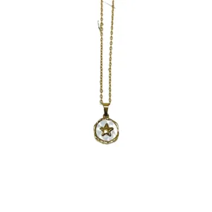 Collana in acciaio inossidabile dorato con ciondolo a conchiglia rotonda e stella.