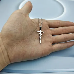 Detaillierte Nahaufnahme der silbernen Kreuz Halskette mit stilvollem Faith Anhänger.