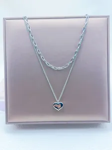 Collana doppia argentata con catena spessa e ciondolo cuore gioiello minimalista vista dettaglio