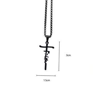 Nahaufnahme des schwarzen Kreuzanhängers mit Faith-Schriftzug und genauen Abmessungen.
