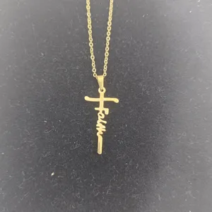 Goldene Faith Buchstaben Kreuz Anhänger Halskette für Damen Alltag Modeschmuck Detailansicht