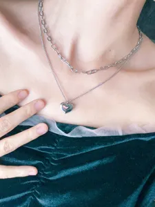 Collana con cuore in acciaio al titanio a doppio strato, girocollo minimalista da donna.