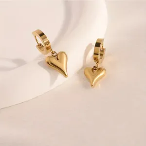 Minimalistische goldene Titanstahl Herz Anhänger Creolen für Damen eleganter Alltagsschmuck