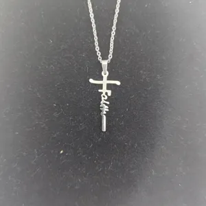 Faith Kreuz Anhänger Halskette für Damen, stilvoller silberner Schmuck Detailansicht