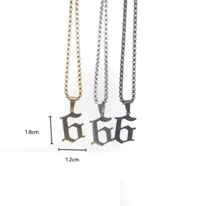 Collier pendentif chiffre gothique en acier inoxydable aux finitions or, argent et noir.