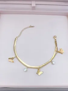 Edler Edelstahl Gold Armband mehrlagig mit Schmetterling Anhängern und Strasssteinen für Damen Mode.