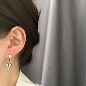 Silberne Herz Anhänger Ohrringe Detail, minimalistischer Titanstahl Modeschmuck.
