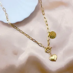 Collana con catena paperclip color oro e ciondolo a cuore con chiusura a T donna