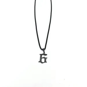 Collier pendentif lettre gothique noir style streetwear en acier inoxydable pour femmes.