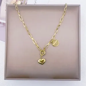 Collana a catena spessa dorata con ciondolo a cuore e chiusura a T, gioiello in acciaio da donna.
