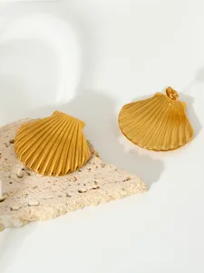 Detailaufnahme kreativer goldener Muschelohrringe mit einem einzigartigen Ozeandesign.
