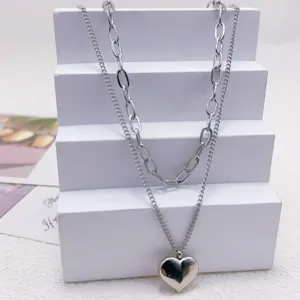 Collana a catena spessa in acciaio al titanio a doppio strato con ciondolo a cuore.