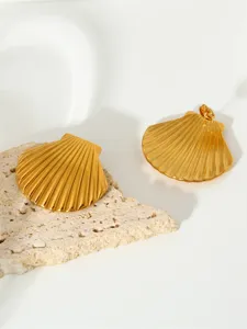 Goldene Muschel Ohrringe für Damen, Statement Muschelohrstecker, modischer Schmuck.