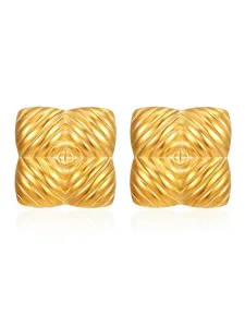 Nahaufnahme der goldenen geometrischen Ohrringe mit strukturierter Reliefgestaltung, Modeaccessoire.