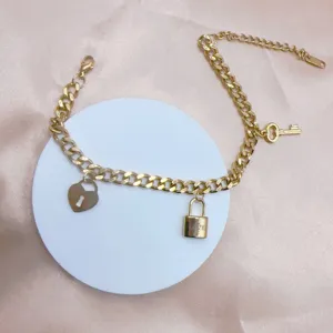 Goldfarbenes Edelstahleinzelarmband mit Herzschloss und Schlüsselanhänger Damen Mode.