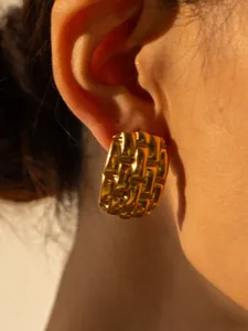 Klobige goldene geflochtene Ohrringe, edle Titanstahl Ohrstecker Detailansicht für Frauen.
