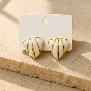Orecchini geometrici placcati in oro chic, elegante design bianco per uso quotidiano.