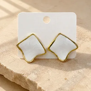Orecchini a lobo geometrici placcati in oro con texture marmo bianco, gioielli eleganti da donna