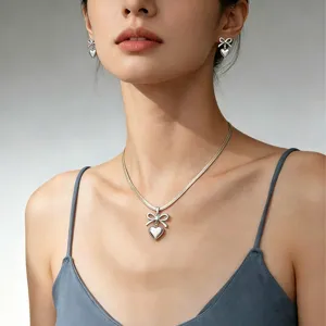 Collier pendentif cœur nœud argenté et boucles d'oreilles assorties, bijoux élégants.