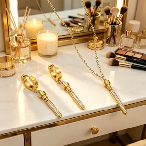 Goudkleurige scepter spijker ketting en oorbellen set met sprankelende kristaldetails.