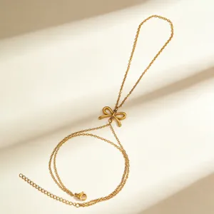 Detailaufnahme der eleganten goldenen Edelstahl Schleife Handkette mit filigranem Design.