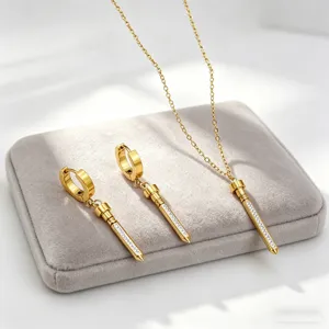 Gedetailleerd overzicht van de luxe gouden spike ketting en oorbellen sieradenset met kristal.