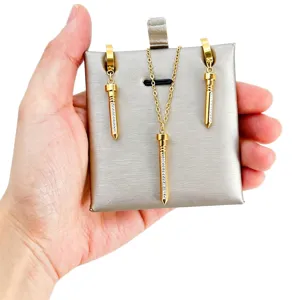 Prachtige vergulde strass nagel ketting en oorbellen sieradenset voor dames en meisjes.
