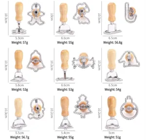 Dimensioni dei tagliabiscotti natalizi con peso e taglia per diverse forme festive.