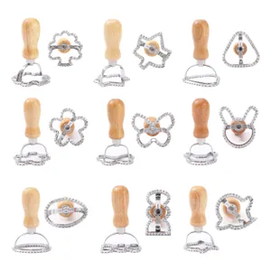 Set di 9 stampini per biscotti con manico in legno di diverse forme su sfondo bianco