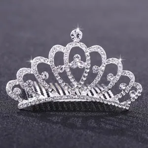 Détail rapproché du peigne à cheveux diadème en strass étincelant, accessoire de mariée argenté.