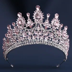 Nahaufnahme der luxuriösen rosa Strass Braut Tiara Kristall Krone glitzernder Kopfschmuck