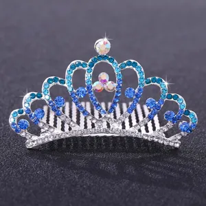 Détail peigne à cheveux diadème strass bleu, accessoire scintillant pour enfants.