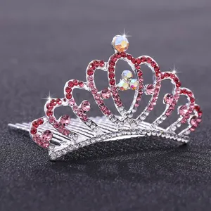 Vue détaillée de peigne à cheveux couronne en strass étincelant avec cristaux roses, accessoire.