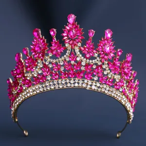 Kristall Tiara Detail mit funkelnden rosa Strasssteinen und edlem goldfarbenem Metall.