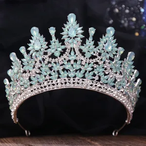 Detailansicht einer luxuriösen Barock-Tiara mit hellblauen Strasssteinen und silberner Basis.