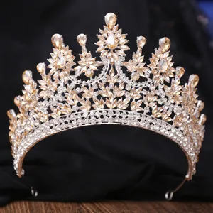 Detailaufnahme der luxuriösen Barock Brauttiara mit funkelnden Champagner Strasssteinen.