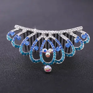Vue détaillée de l'accessoire de peigne à cheveux en strass bleu et transparent.