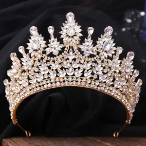 Atemberaubende goldene Brautkrone mit funkelnden klaren Strasssteinen im Barockdesign.
