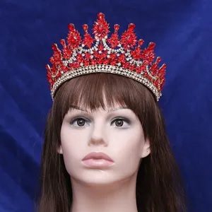 Nahaufnahme der luxuriösen roten Kristall Strass Krone Braut Tiara, Barokstil.