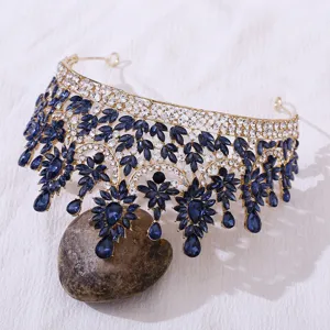 Detailaufnahme einer luxuriösen barocken Gold-Tiara mit blauen und klaren Strasssteinen.